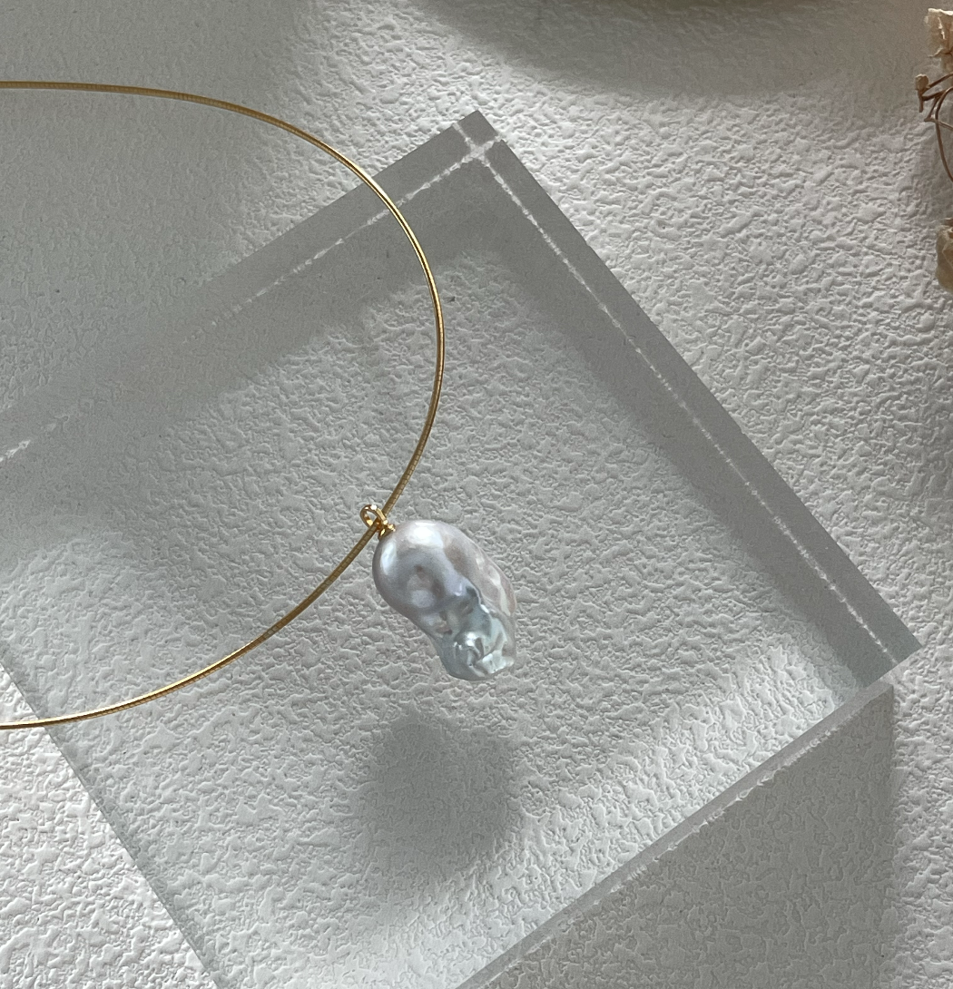 Baroque-style metal tail-hanging collar