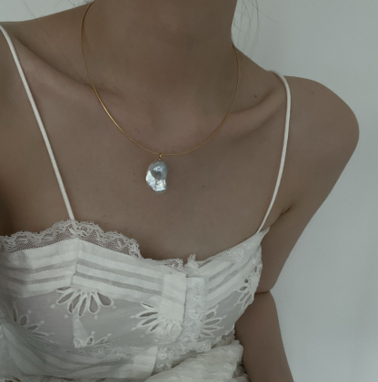 Baroque-style metal tail-hanging collar