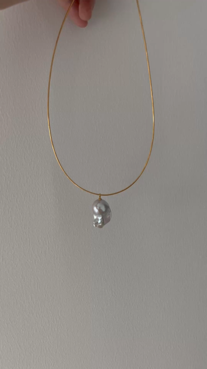 Baroque-style metal tail-hanging collar