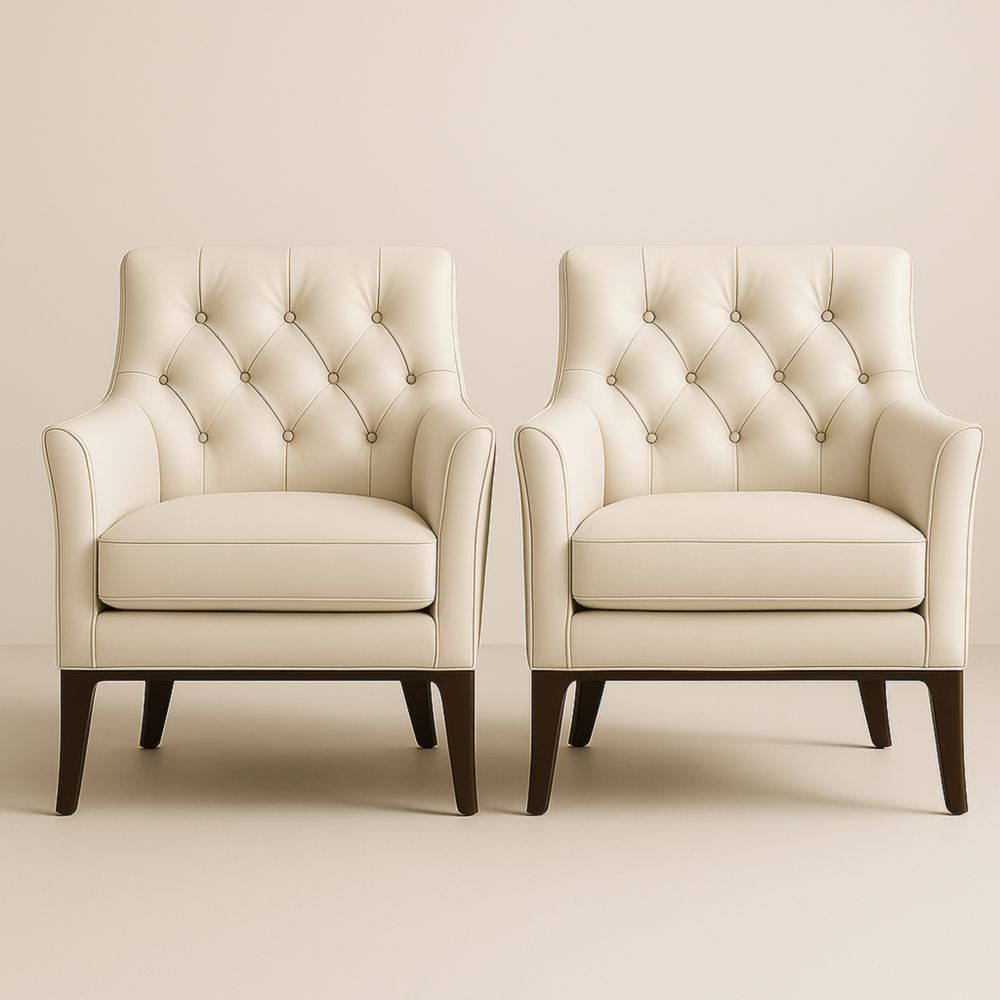 Paire de fauteuils en cuir beige avec structure en bois