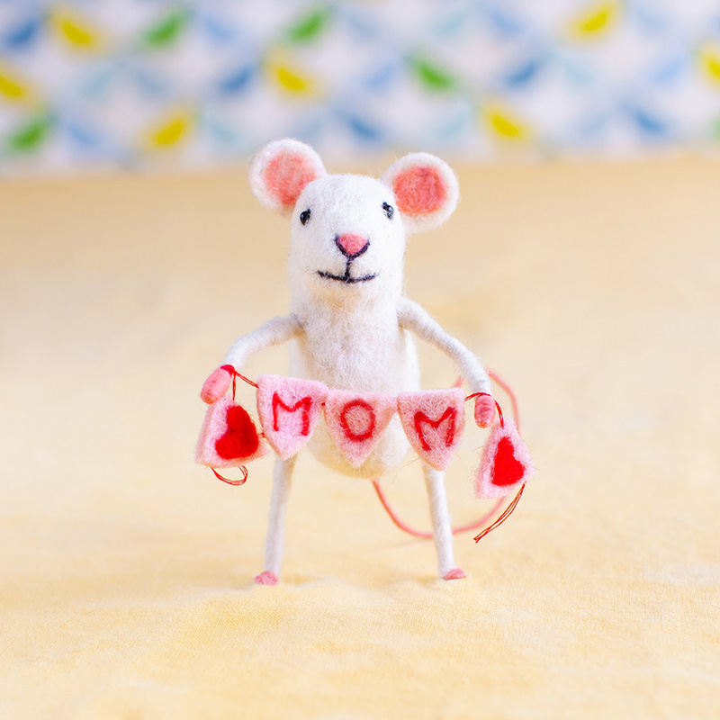 Personalized Handmade Mother’s Day Gift Cute Mouse Holding Heart Letters Home Decoration Ornament Felt Mom Nana Dad Bunting Mouse