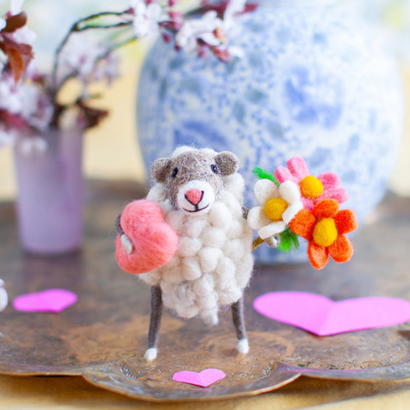  Handmade Mothers Day Gift Cute Wool Animal Holding Bouquet Home Decoration Ornament Felt Heart and Flowers Sheep
