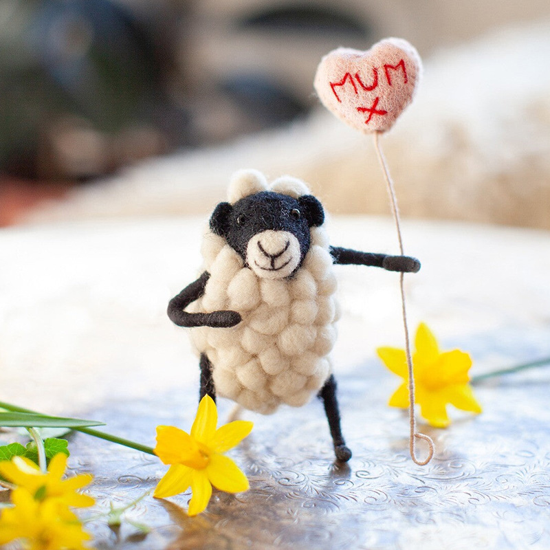 Personalized Handmade Mothers Day Gift Cute Wool Animal Holding Heart Balloon Home Decoration Ornament Felt Mom Nana Dad Balloon Sheep