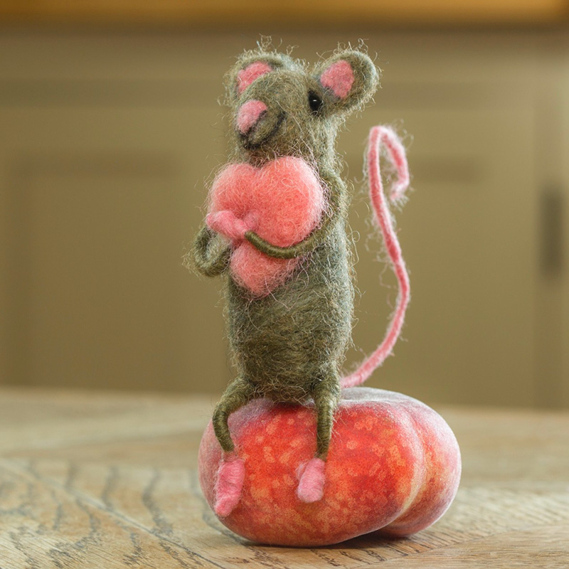 Handmade Mothers Day Gift Cute Wool Animal Holding Pink Heart Home Decoration Ornament Felt Sitting Hugging Heart Mouse