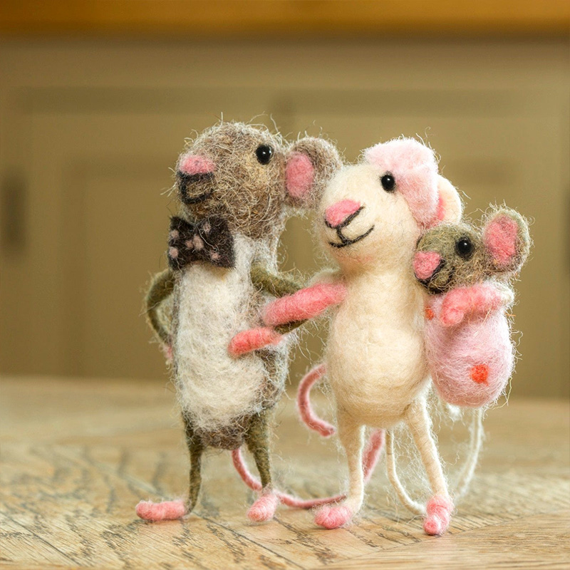 Handmade Mothers Day Gift Cute Wool Mouse Family Holding Baby Home Decoration Ornament Felt Mouse Family