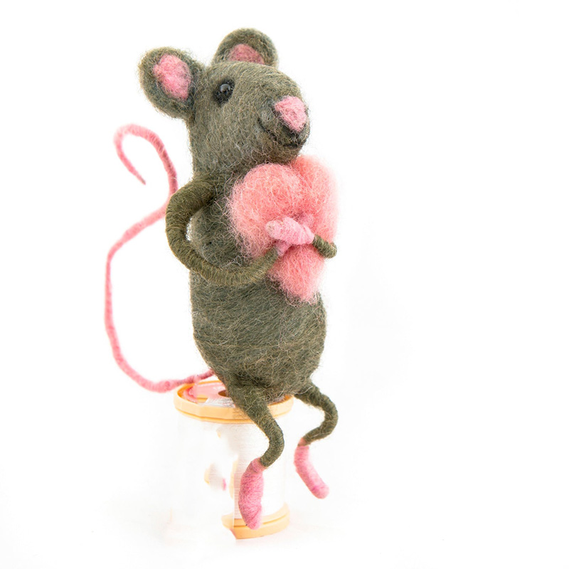 Handmade Mothers Day Gift Cute Wool Animal Holding Pink Heart Home Decoration Ornament Felt Sitting Hugging Heart Mouse