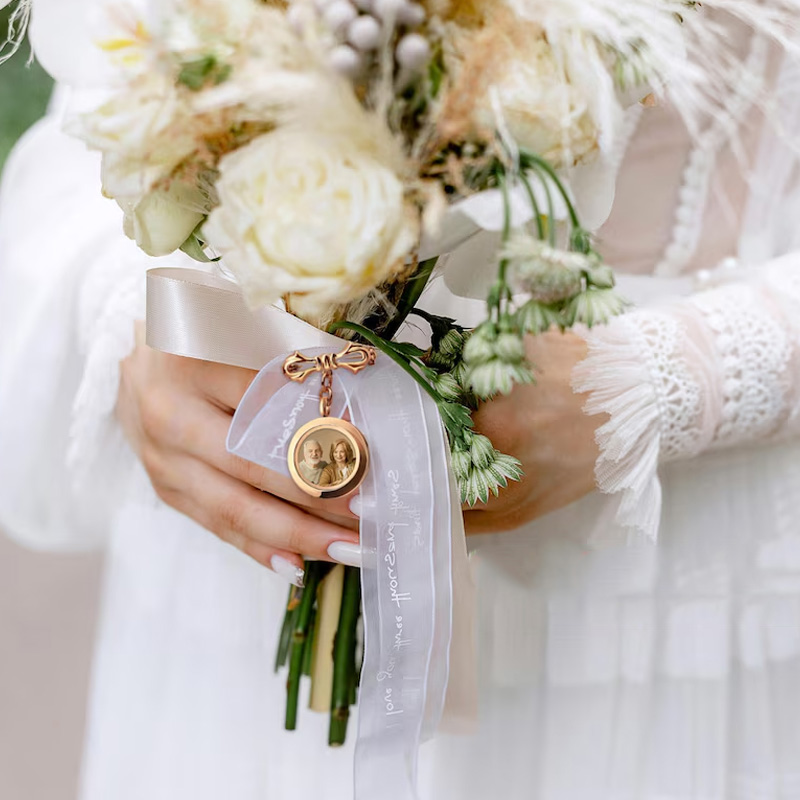 Personalized Bridal Gift Memory Keepsake Photo Pendant Decoration for Bride Something Blue Accessory Wedding Bouquet Charm Custom Photos