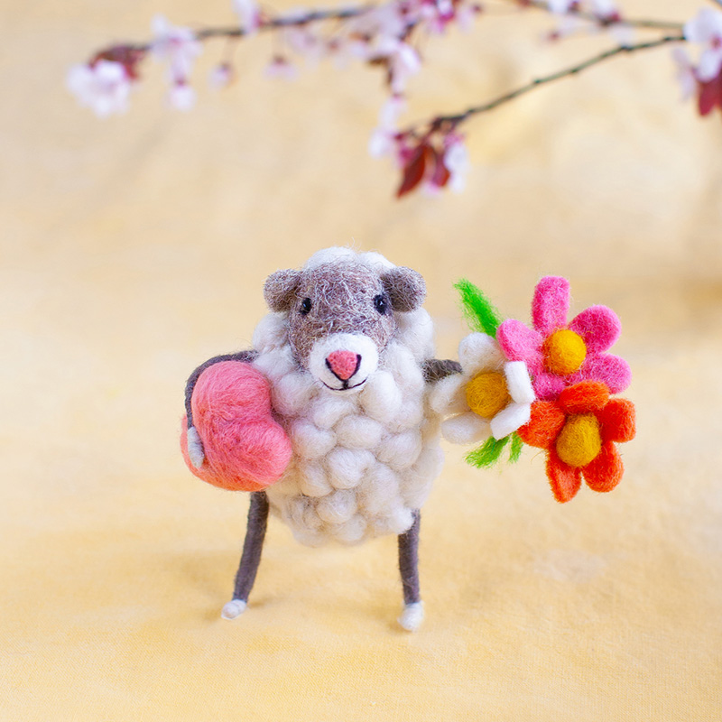  Handmade Mothers Day Gift Cute Wool Animal Holding Bouquet Home Decoration Ornament Felt Heart and Flowers Sheep