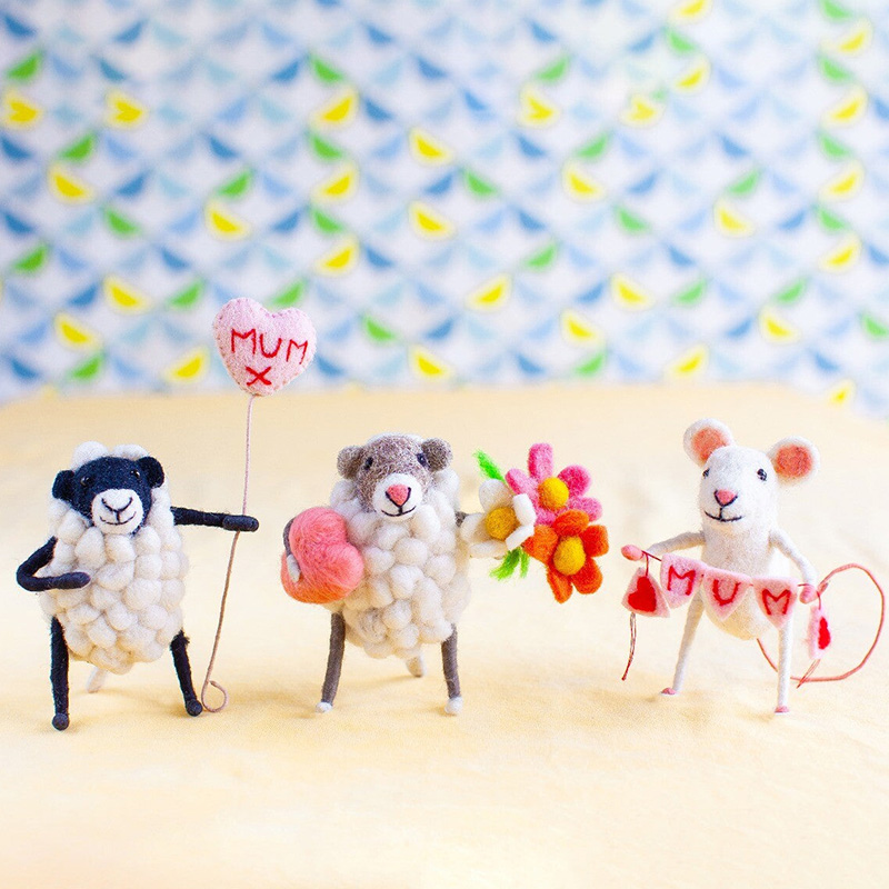 Personalized Handmade Mothers Day Gift Cute Wool Animal Holding Heart Balloon Home Decoration Ornament Felt Mom Nana Dad Balloon Sheep