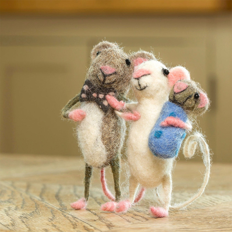 Handmade Mothers Day Gift Cute Wool Mouse Family Holding Baby Home Decoration Ornament Felt Mouse Family
