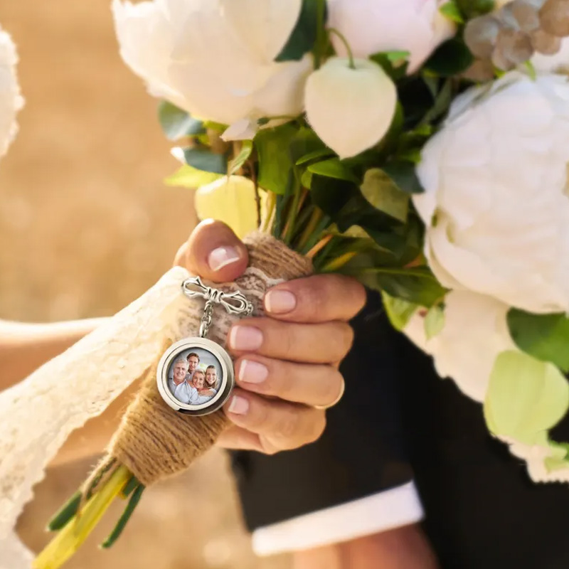 Personalized Bridal Gift Memory Keepsake Photo Pendant Decoration for Bride Something Blue Accessory Wedding Bouquet Charm Custom Photos