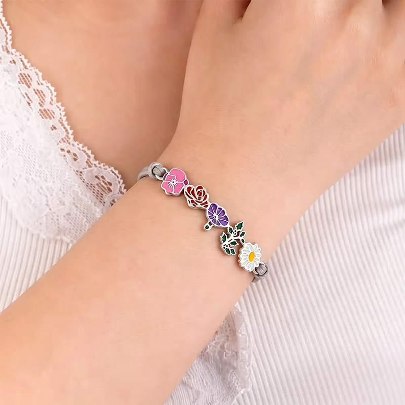 Personalized Birth Flowers Bracelet 1-8 Flowers Dainty Jewelry Adjustable Bracelet Birthday Mother's Day Gift for Family Mom Grandma Gift