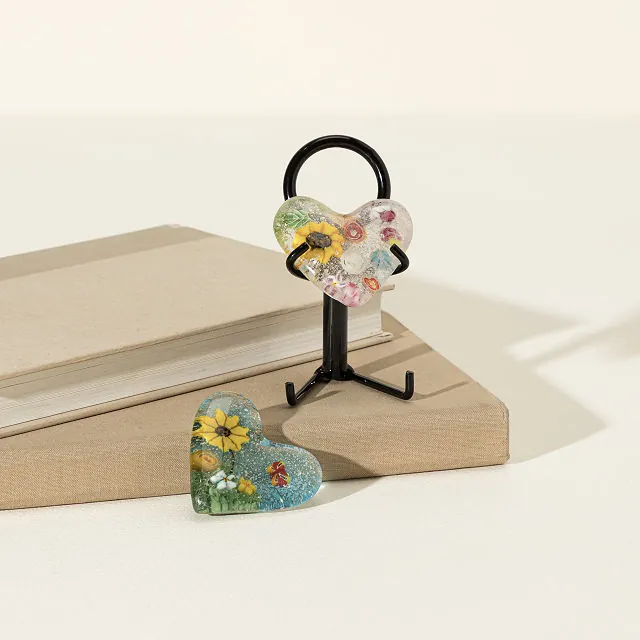 Personalized Metal Stick Figure Holding Dried Flower Heart Decor Resin Heart With Pressed Flowers Minimalist Wire Art Ornament Ideal For Desk And Shelf Decor