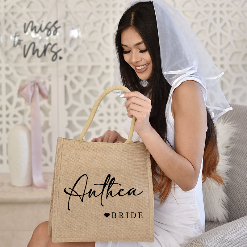 Personalized Bridesmaid Burlap Tote Bag Custom Bride Name and Title Jute Tote Bag Wedding Beach Bag Bachelorette Party Favors Bridal Shower Gift