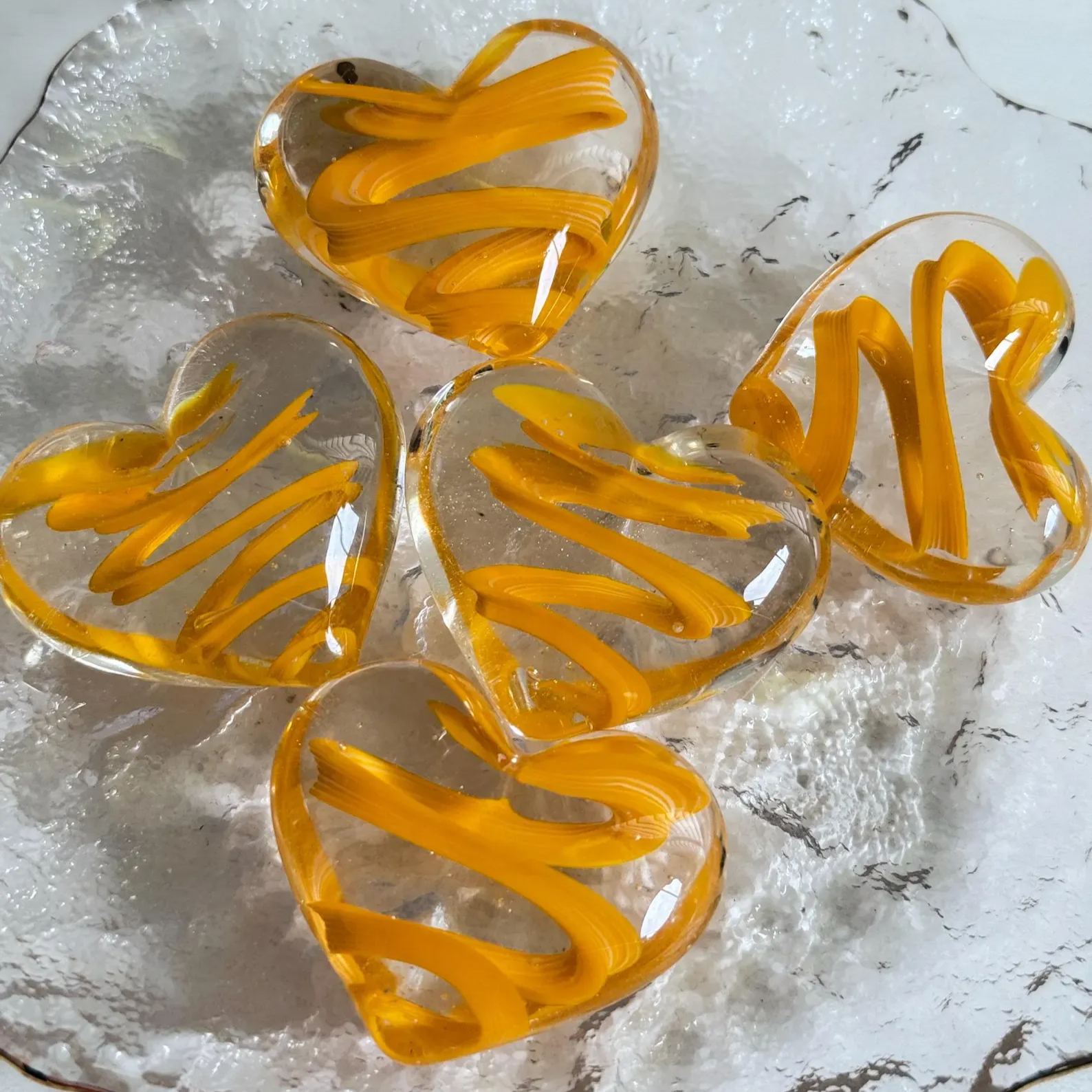 Personalized Metal Stick Figure Holding Dried Flower Heart Decor Resin Heart With Pressed Flowers Minimalist Wire Art Ornament Ideal For Desk And Shelf Decor