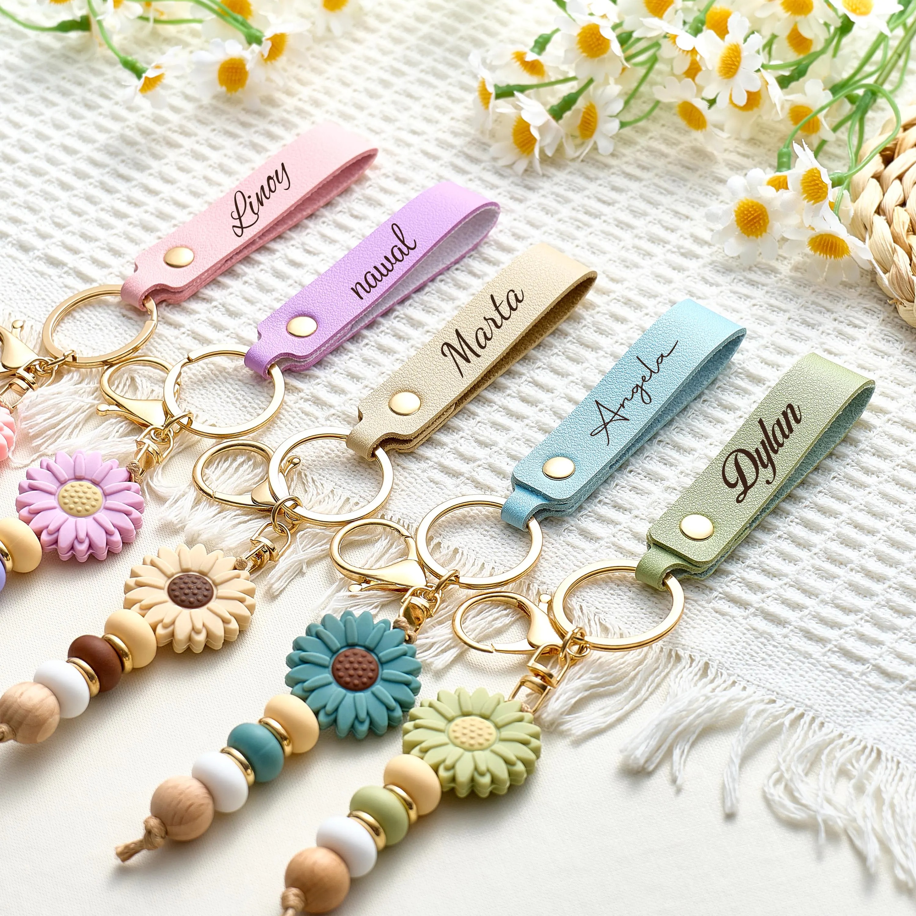 Personalized Daisy Keychain for Kids Custom Name Colorful Silicone Beads and Faux Leather Strap Daisy Beaded Keyring Flower Girl Gift