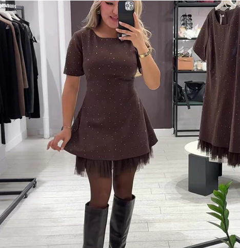 Блестяща мини рокля с къси ръкави и дантелени кантове за жени