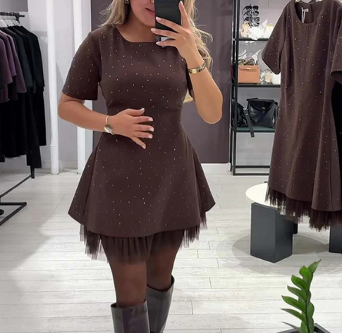 Блестяща мини рокля с къси ръкави и дантелени кантове за жени