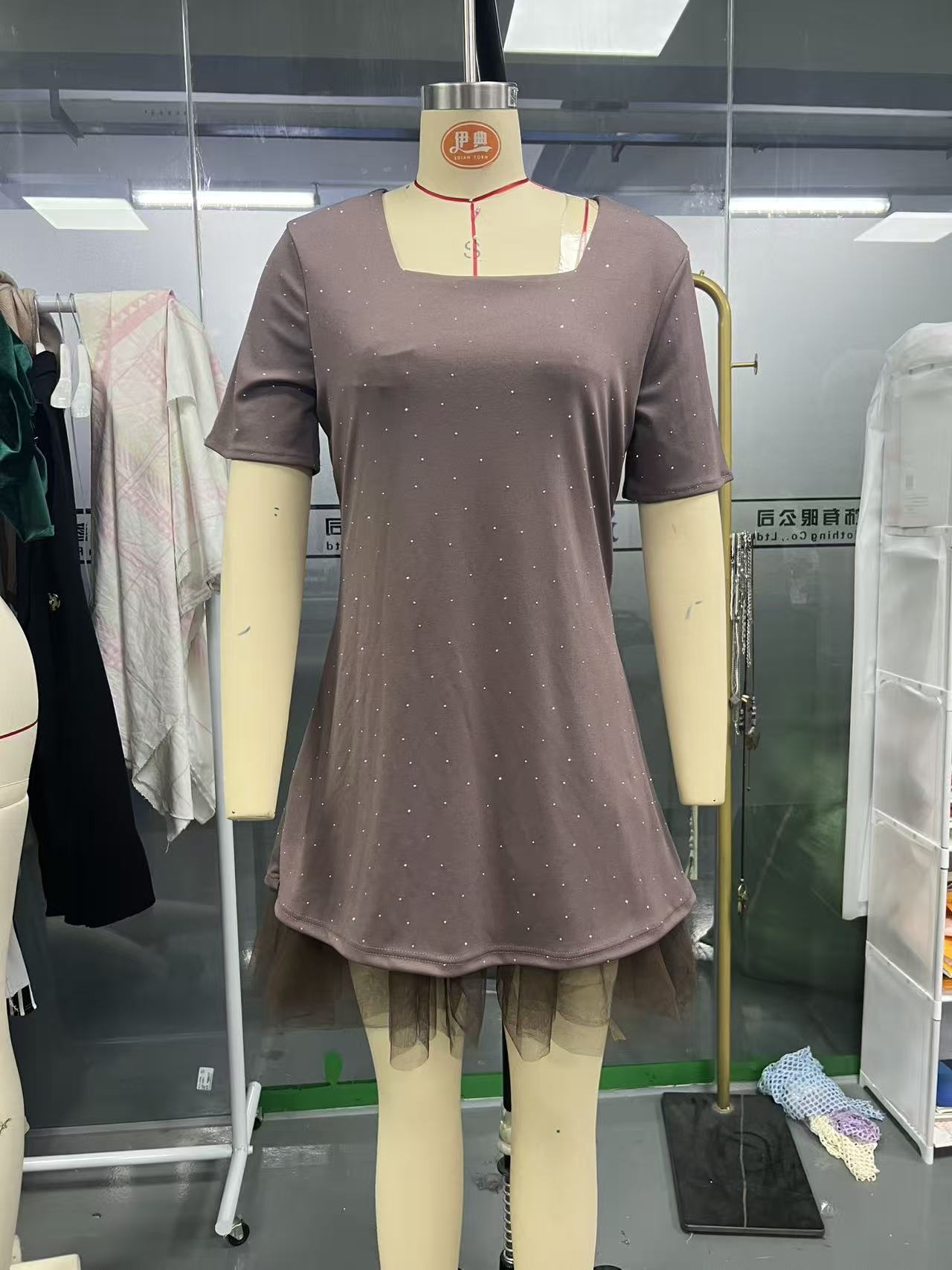 Блестяща мини рокля с къси ръкави и дантелени кантове за жени