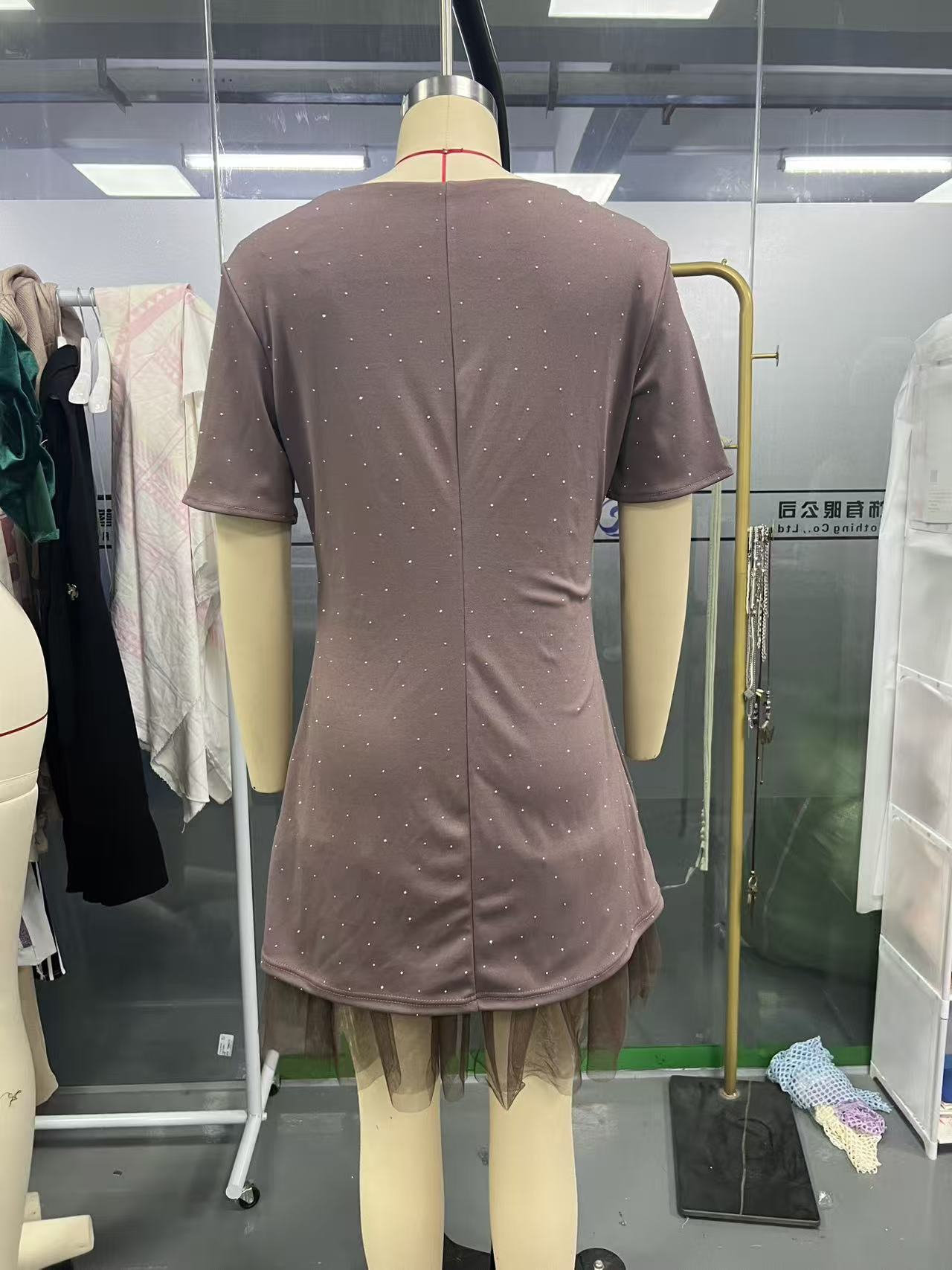 Блестяща мини рокля с къси ръкави и дантелени кантове за жени