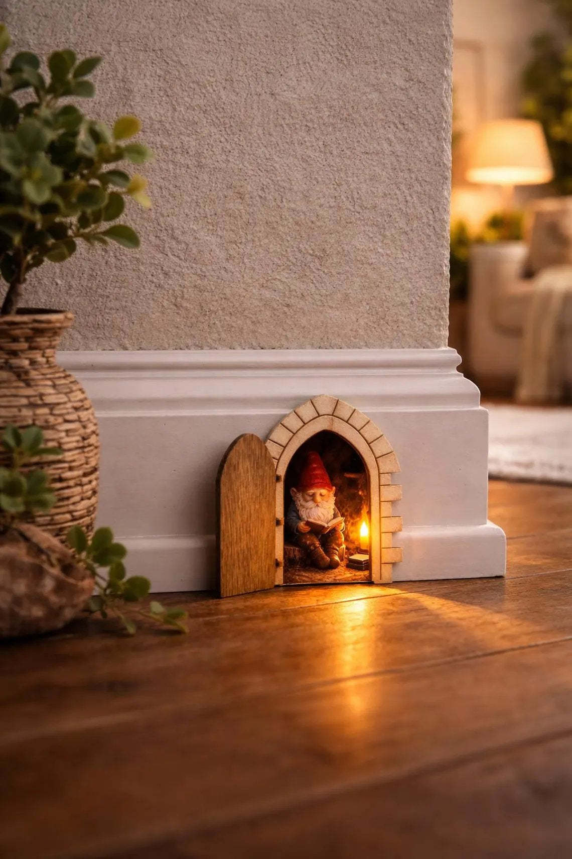 The little elf door that can be opened – a hidden little world