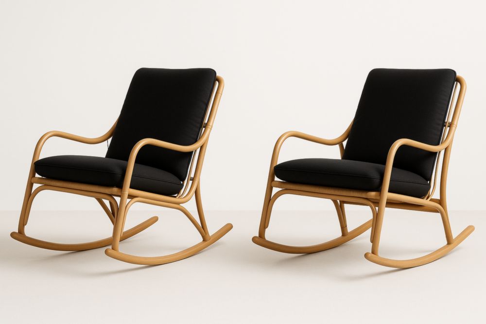 Chaise à bascule en bois courbé avec coussins noirs