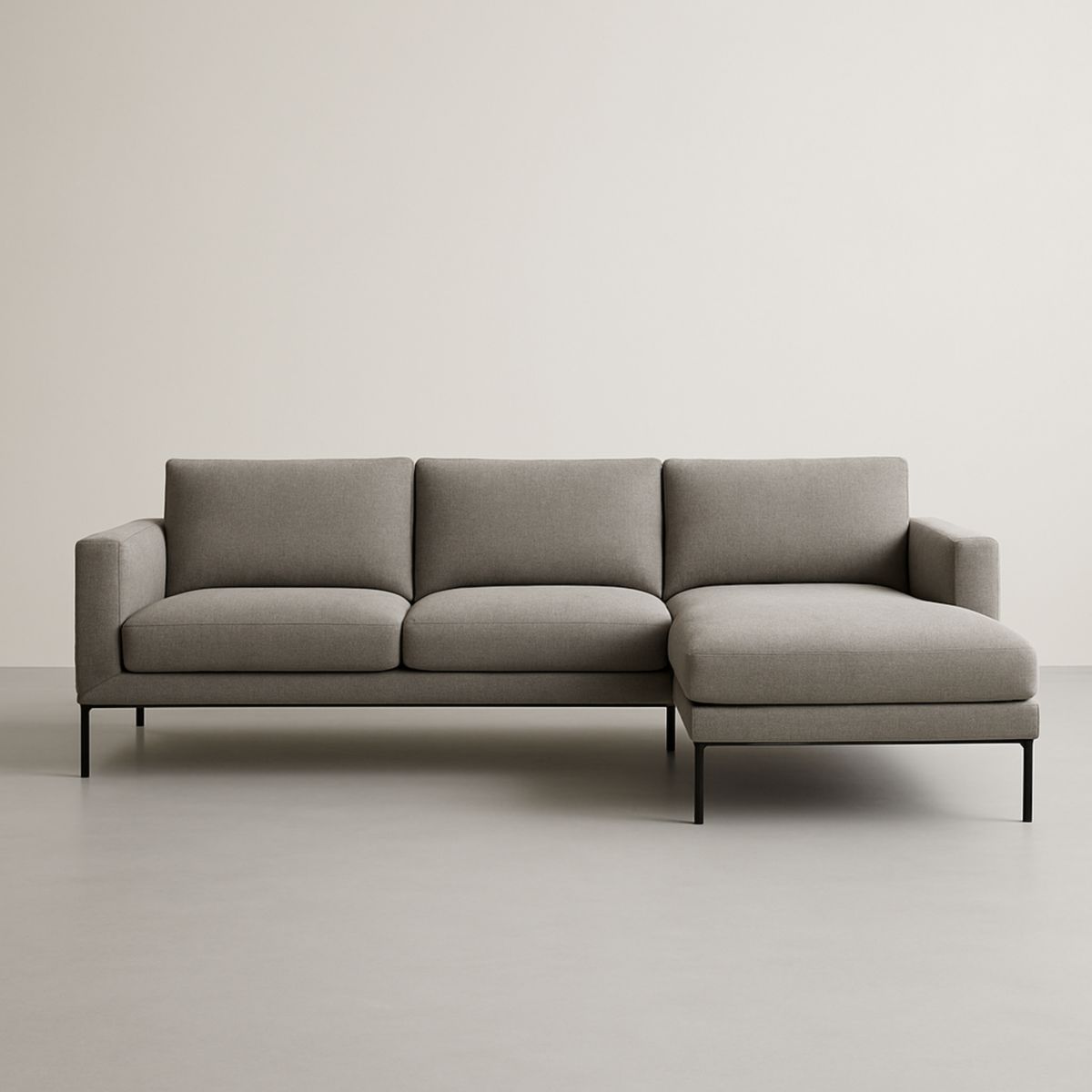 Canapé d'angle droit en tissu gris avec pieds en métal noir