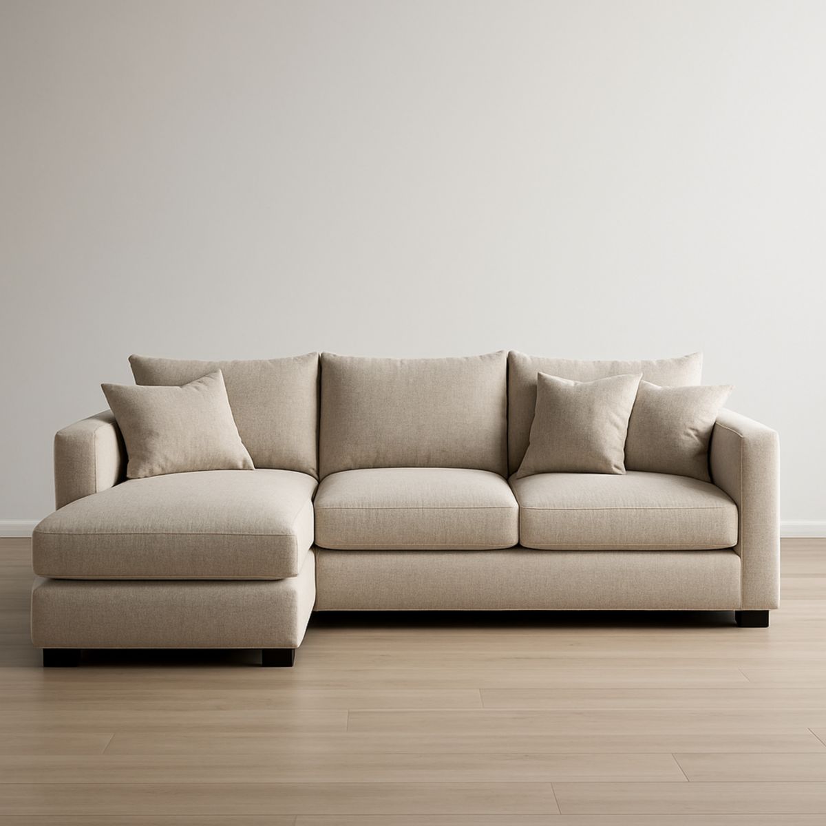 Canapé d'angle en tissu beige avec coussins