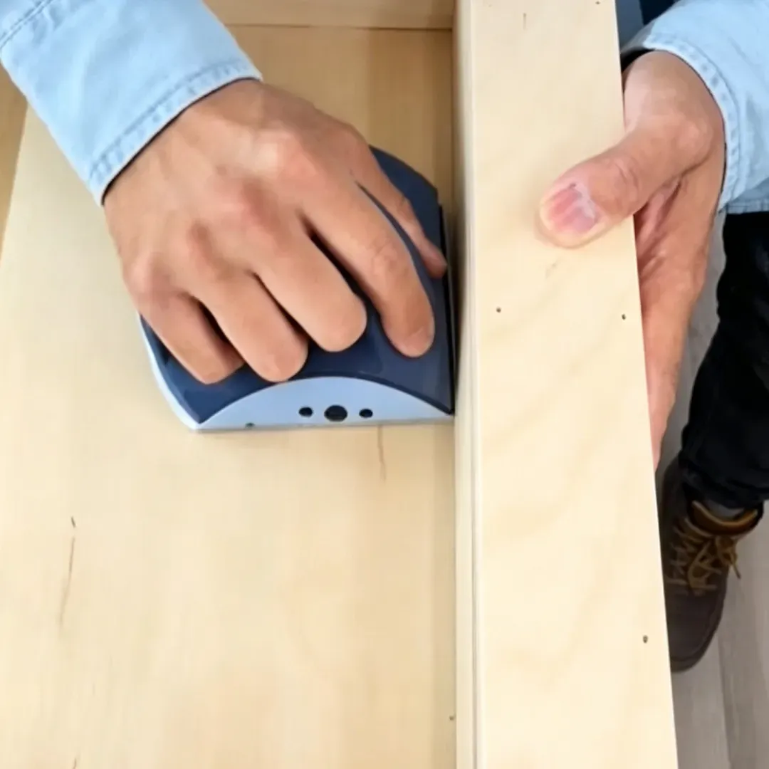 Palm-fitting sanding block