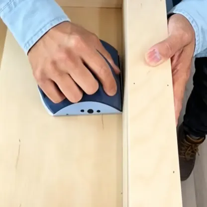 Palm-fitting sanding block