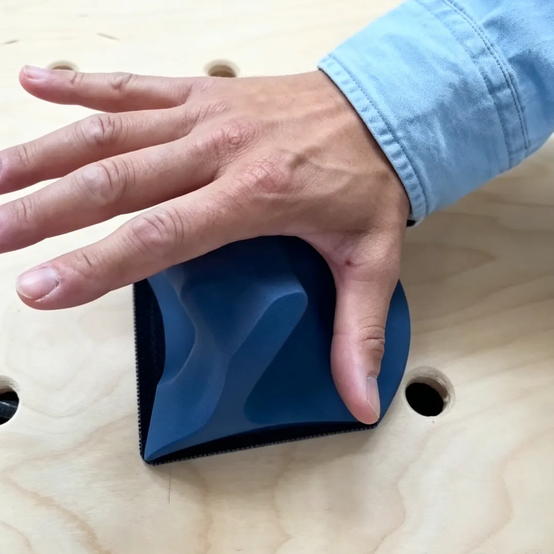 Palm-fitting sanding block