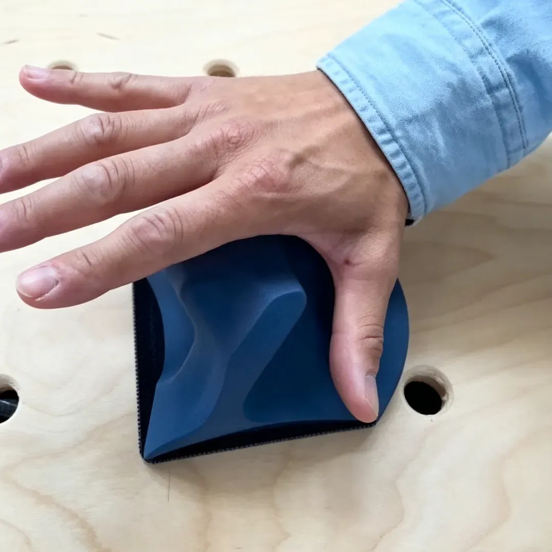 Palm-fitting sanding block