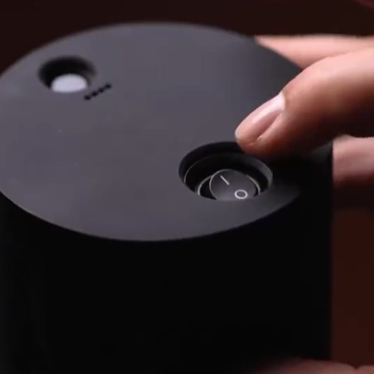 Automatic tennis ball pressurizer