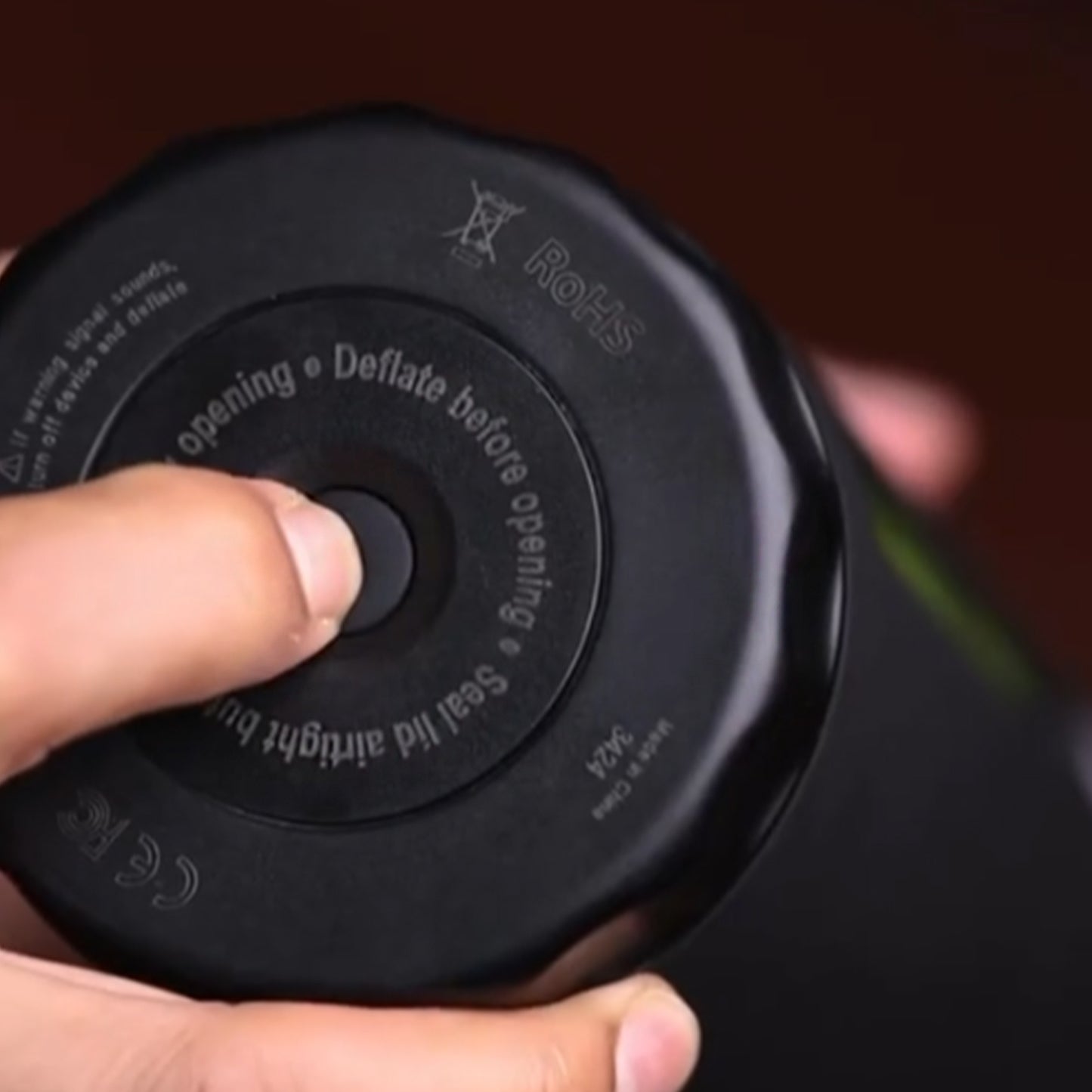 Automatic tennis ball pressurizer