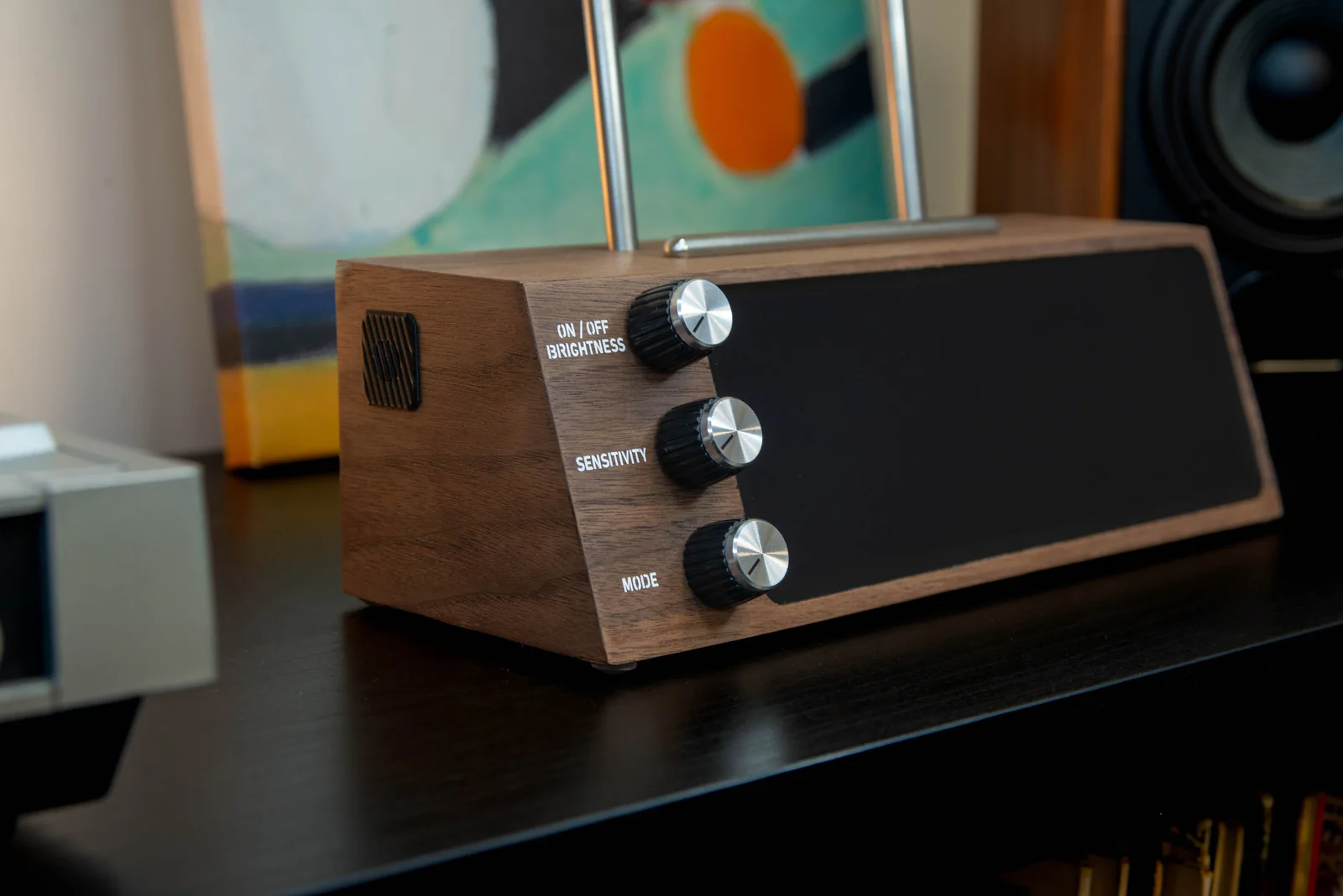 Smart vinyl record rack