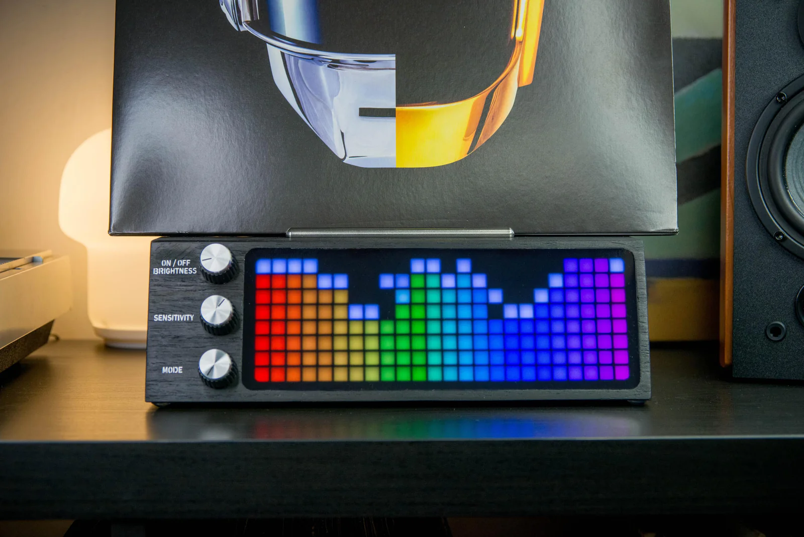 Smart vinyl record rack