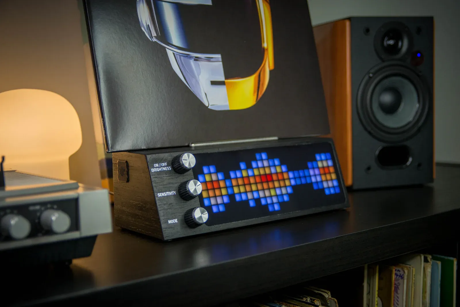 Smart vinyl record rack