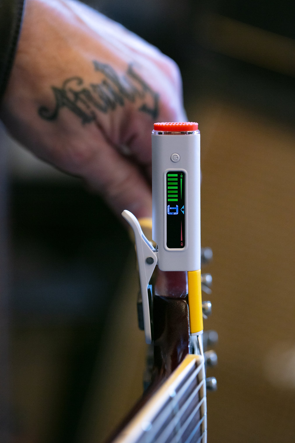 Retro Clip-On Guitar Tuner – Vintage Style, Modern Precision