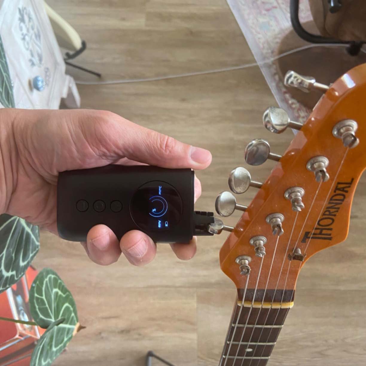 Smart Automatic Guitar Tuner – Tuner, Metronome & String Winder