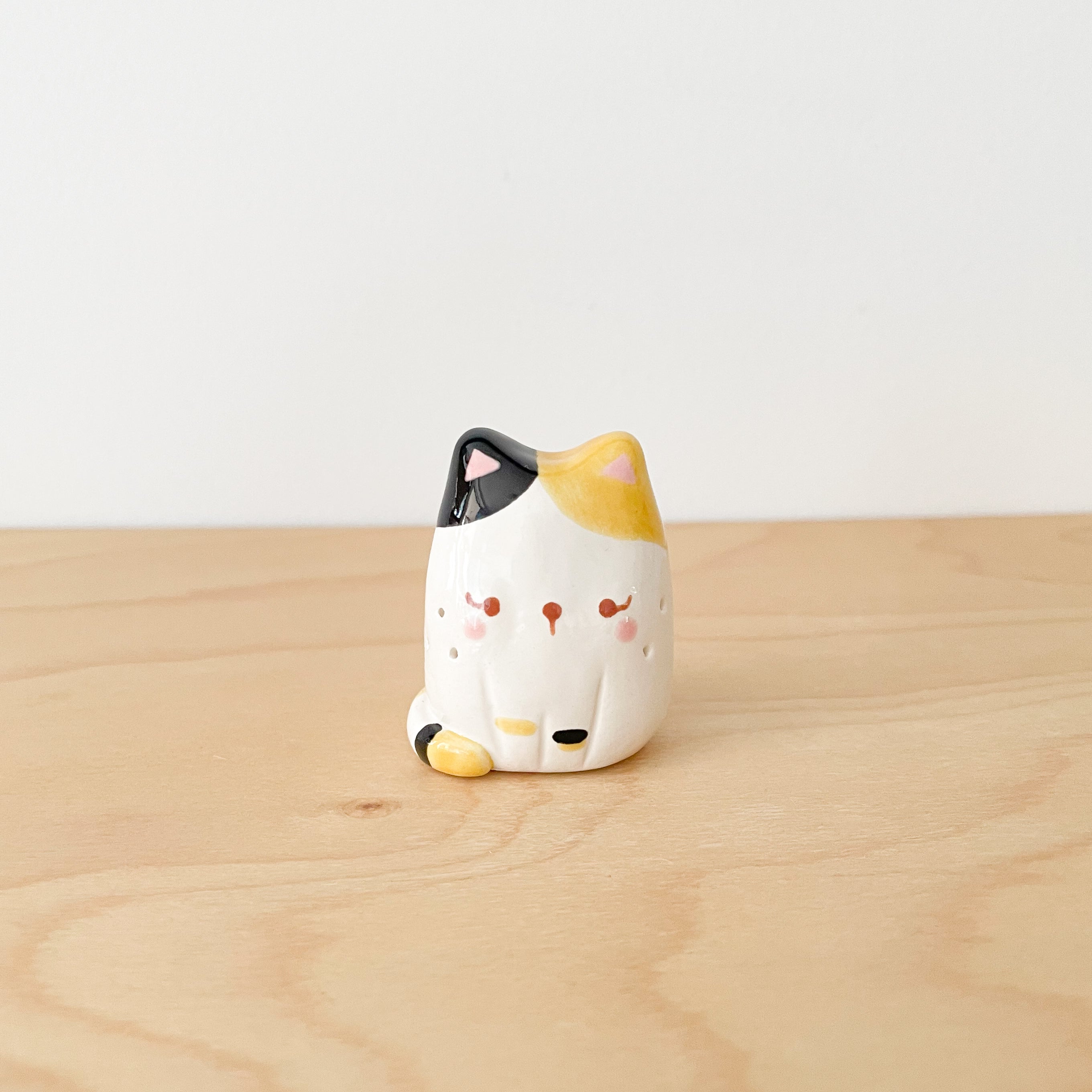 Grey Cat Mini Vase – A Tiny Handmade Companion for Your Home