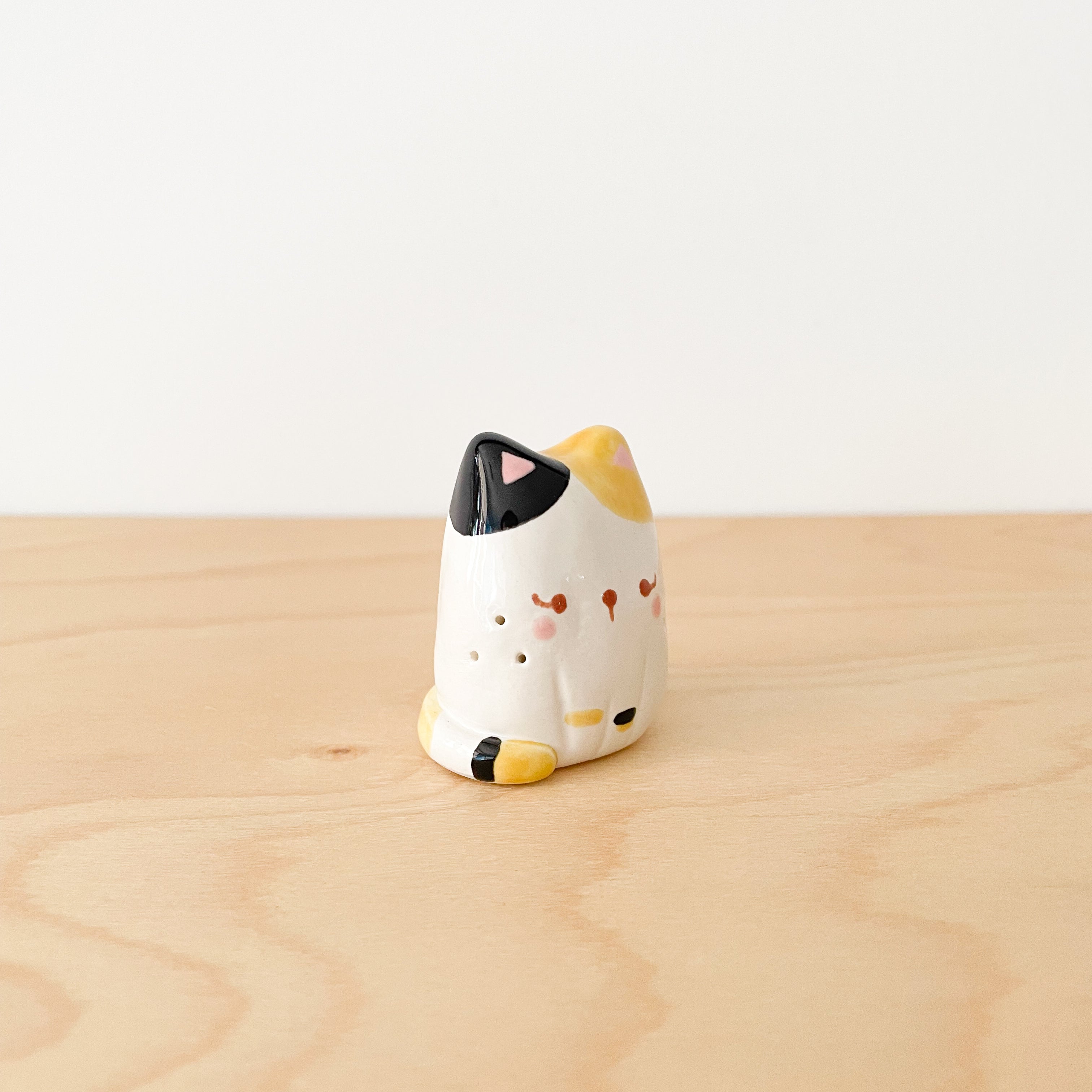 Grey Cat Mini Vase – A Tiny Handmade Companion for Your Home