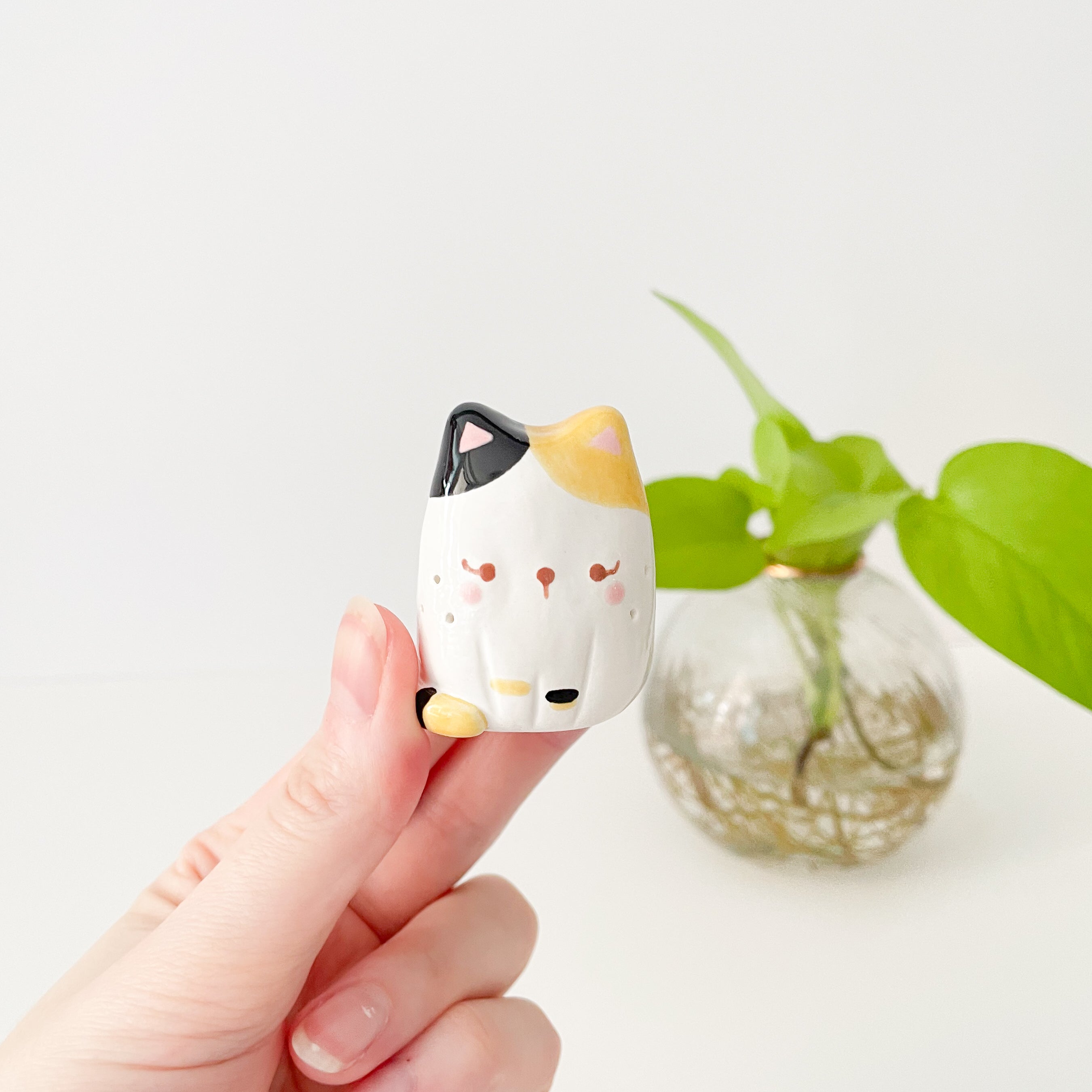 Grey Cat Mini Vase – A Tiny Handmade Companion for Your Home
