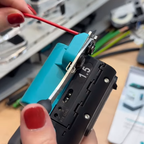 Automatic Wire Stripping & Crimping Device – Handheld Battery-Powered Tool