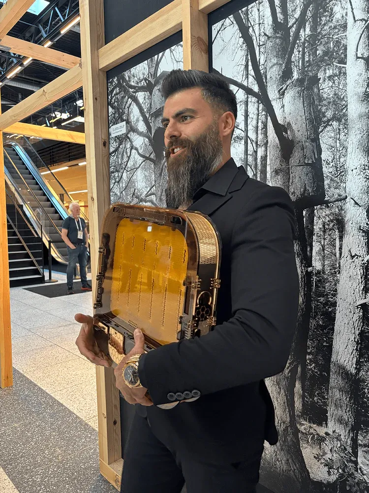 Futuristic Modular Beehive for Sustainable Beekeeping & Bee Observation