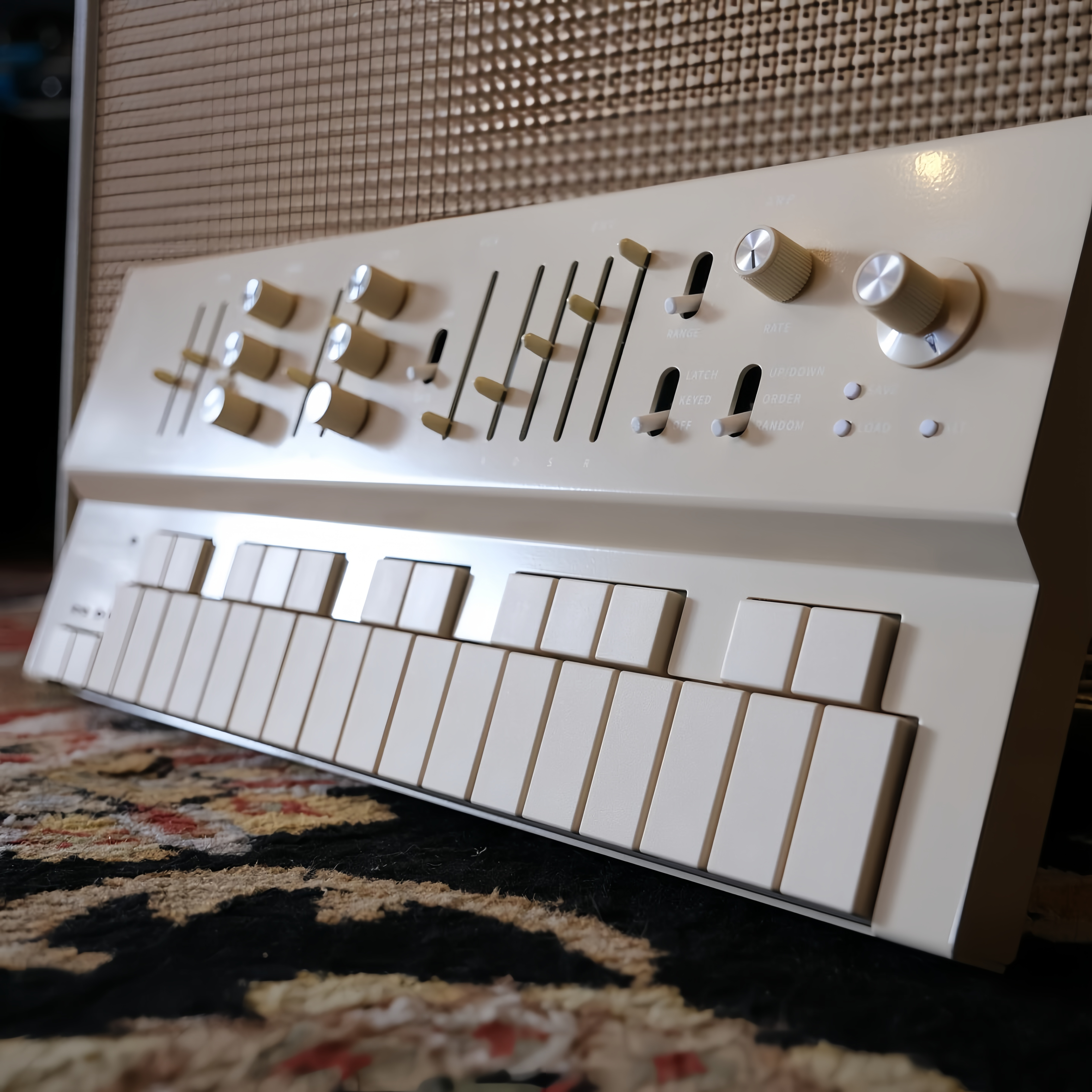 Polyphonic Analog-Style Synthesizer — 6-Voice Replay Keyboard with Arpeggiator, MIDI & USB