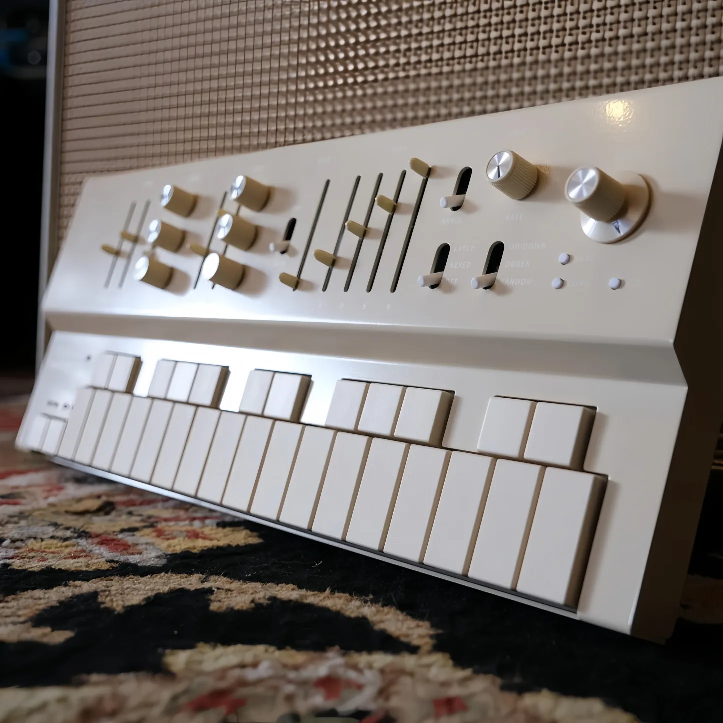 Polyphonic Analog-Style Synthesizer — 6-Voice Replay Keyboard with Arpeggiator, MIDI & USB
