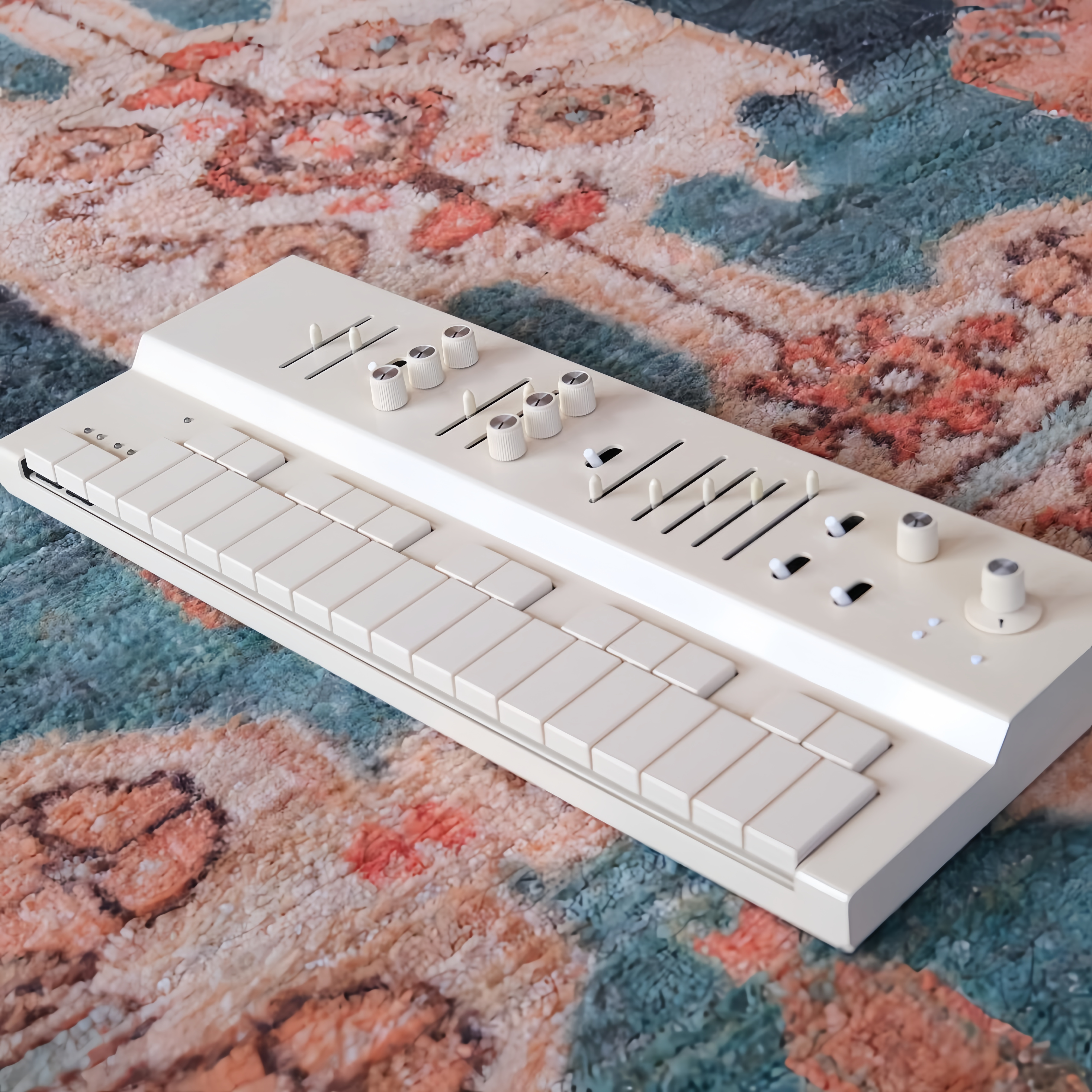 Polyphonic Analog-Style Synthesizer — 6-Voice Replay Keyboard with Arpeggiator, MIDI & USB