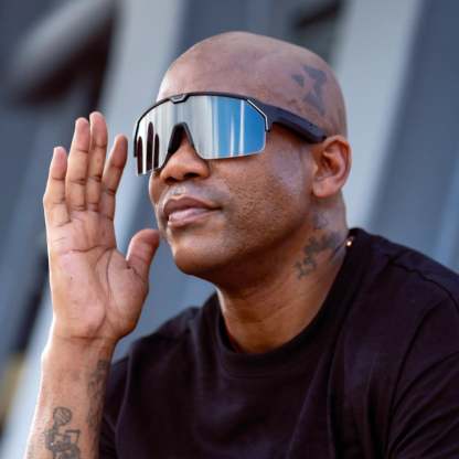 Tint-Adjustable Sports Sunglasses – Built-in Audio