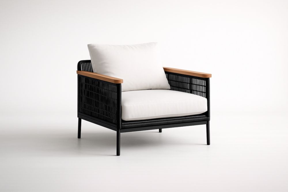 Poltrona club da esterno in rattan e acciaio con braccioli in legno massello e cuscini in poliestere bianco-Lumiresto