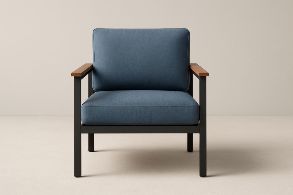 Poltrona club da esterno in acciaio con rivestimento in tessuto blu e braccioli in legno massello-Lumiresto